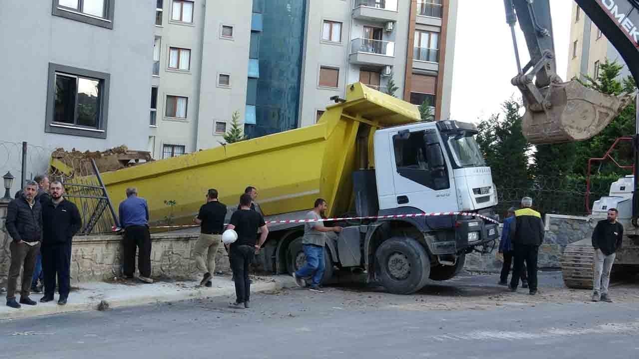 Pendik'te freni patlayan hafriyat kamyonu binaya daldı: Sürücü araçtan atlayarak kurtuldu!