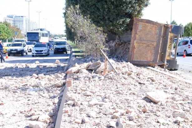 Foto - Pendik'te hafriyat kamyonu devrildi