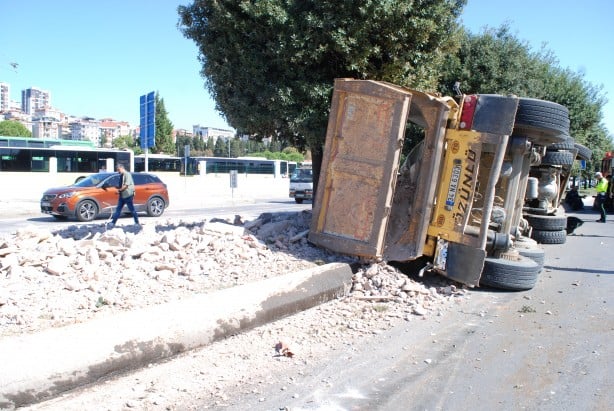 Pendik'te hafriyat kamyonu devrildi