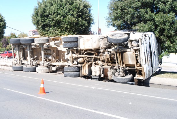 Foto - Pendik'te hafriyat kamyonu devrildi
