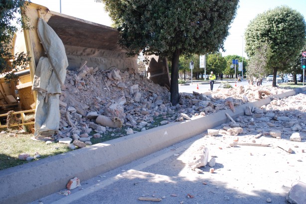 Foto - Pendik'te hafriyat kamyonu devrildi