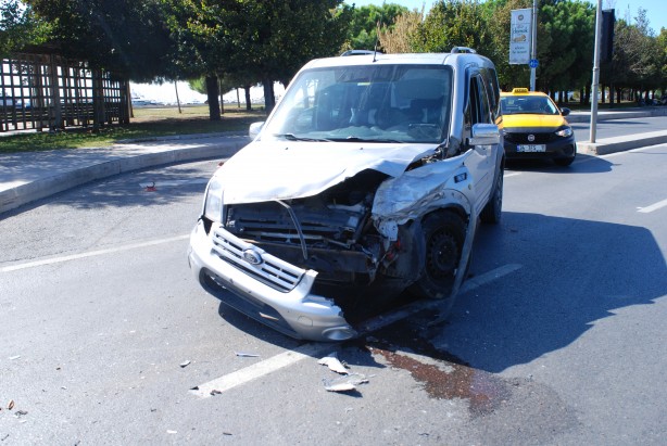 Foto - Pendik'te hafriyat kamyonu devrildi