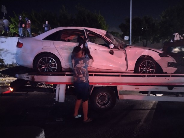 Foto - Pendik'te kontrolden çıkan otomobil bariyeri aşıp yola devrildi