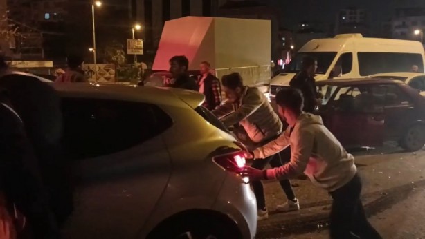 Foto - Pendik'te meydana gelen zincirleme trafik kazası trafiği felç etti