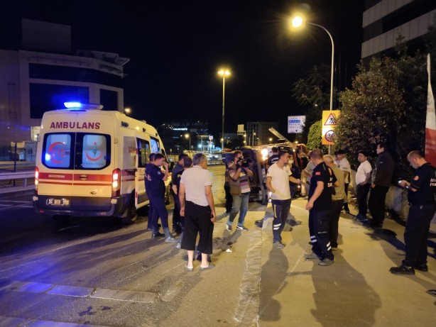 Foto - Pendik'te sebze yüklü kamyon devrildi