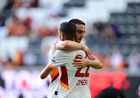 Foto - Performansı heyecanlandırdı! Galatasaray'da o isim kampın yıldızı oldu