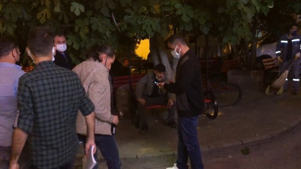 Foto - 'Pes' dedirten görüntüler! Arkadaşını bıçakladı, oturup sigara içti