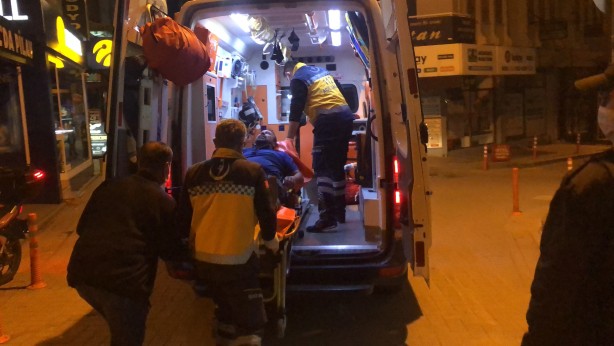 Foto - 'Pes' dedirten görüntüler! Arkadaşını bıçakladı, oturup sigara içti