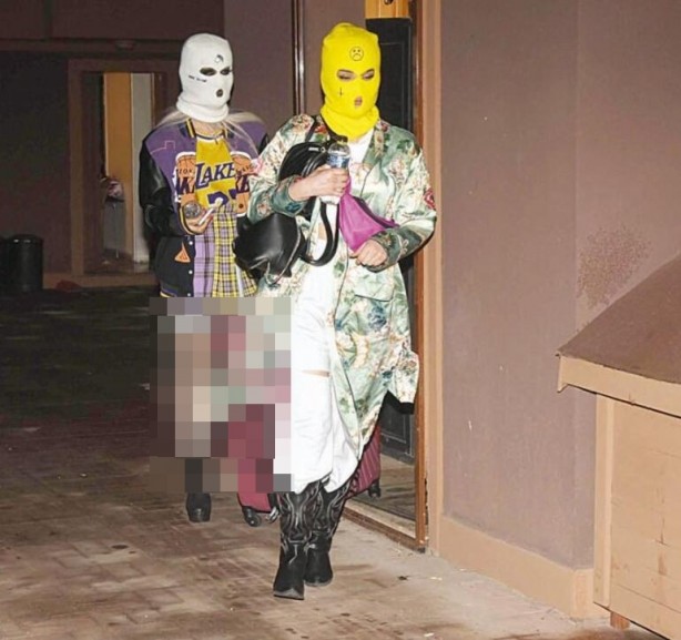 Foto - 'Pes' dedirttiler! Kar maskeli koronavirüs partisi