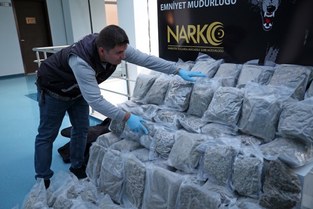 Foto - Pes! Ev eşyası yüklü kamyonda 53 kilo 350 gram esrar ele geçirildi