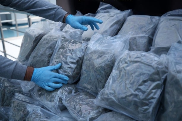 Pes! Ev eşyası yüklü kamyonda 53 kilo 350 gram esrar ele geçirildi