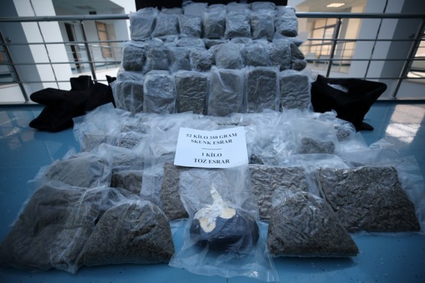 Foto - Pes! Ev eşyası yüklü kamyonda 53 kilo 350 gram esrar ele geçirildi