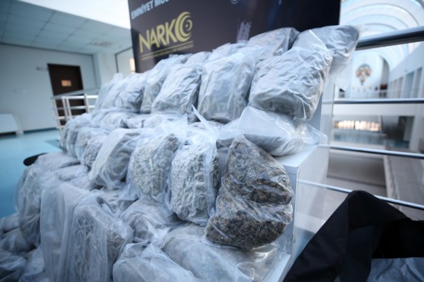Foto - Pes! Ev eşyası yüklü kamyonda 53 kilo 350 gram esrar ele geçirildi
