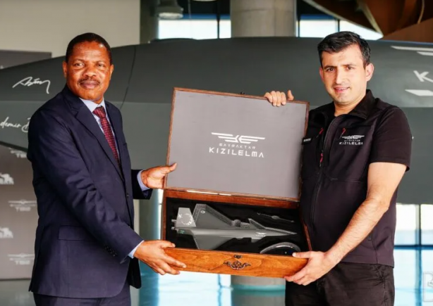 Foto - Peş peşe BAYKAR'ın kapısını çaldılar! Biri gidiyor, biri geliyor