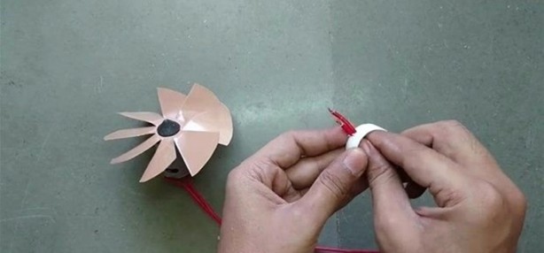 Foto - Pet şişeden elektrikli süpürge yaptı!