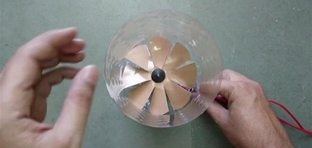 Foto - Pet şişeden elektrikli süpürge yaptı!