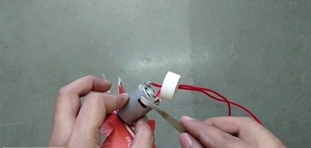 Foto - Pet şişeden elektrikli süpürge yaptı!