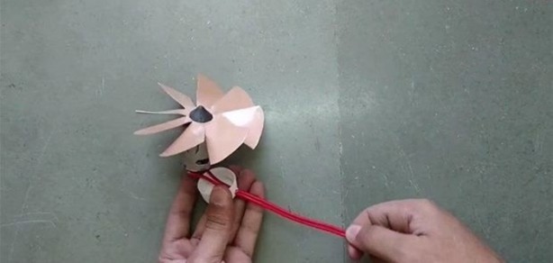 Foto - Pet şişeden elektrikli süpürge yaptı!