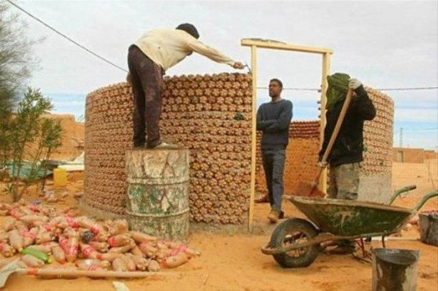 Foto - Pet şişelere kum doldurarak ev yapıyorlar