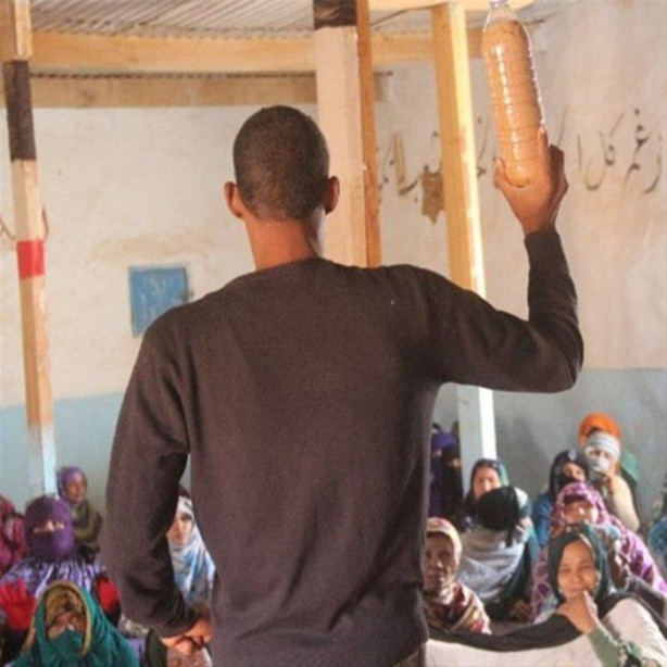 Foto - Pet şişelere kum doldurarak ev yapıyorlar