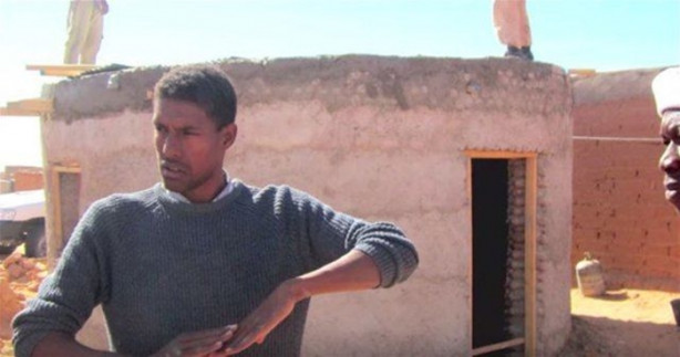 Foto - Pet şişelere kum doldurarak ev yapıyorlar