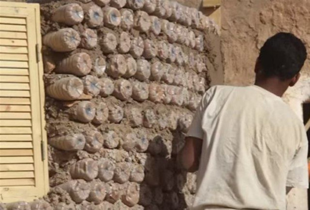 Foto - Pet şişelere kum doldurarak ev yapıyorlar