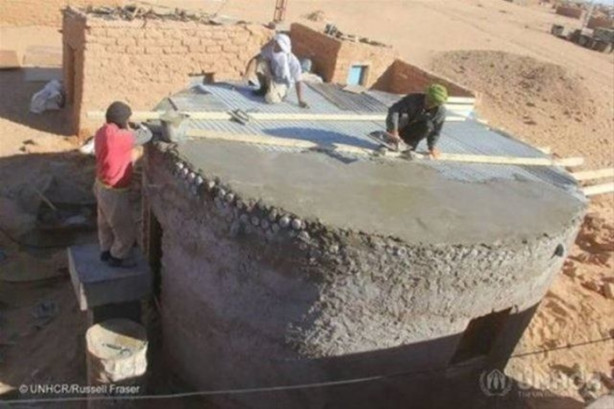 Foto - Pet şişelere kum doldurarak ev yapıyorlar