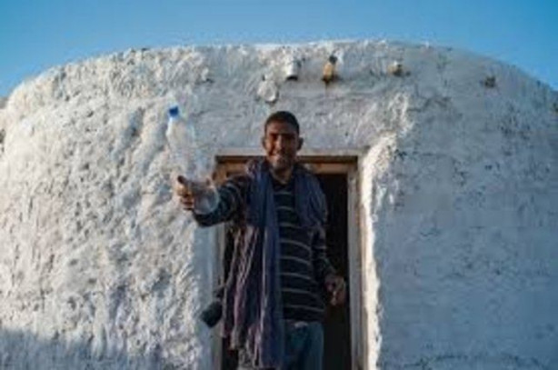 Foto - Pet şişelere kum doldurarak ev yapıyorlar