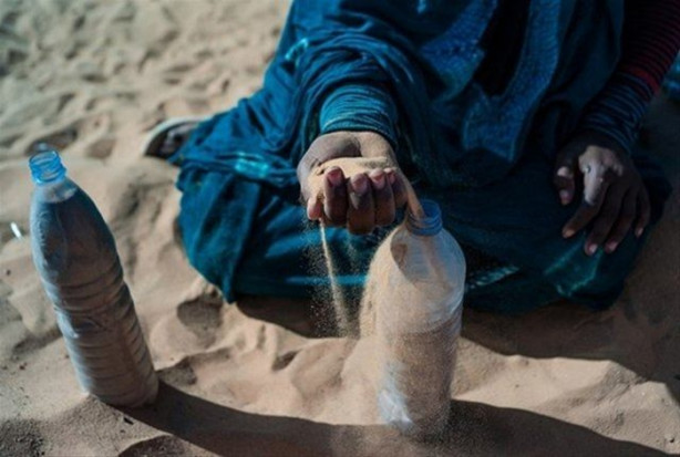 Foto - Pet şişelere kum doldurarak ev yapıyorlar