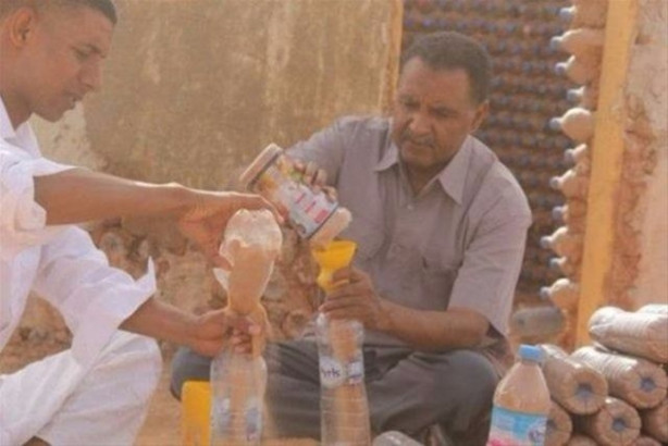 Foto - Pet şişelere kum doldurup ev yaptılar!