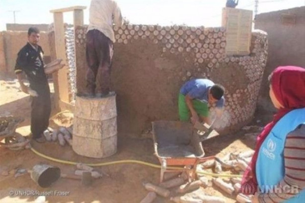 Foto - Pet şişelere kum doldurup ev yaptılar!