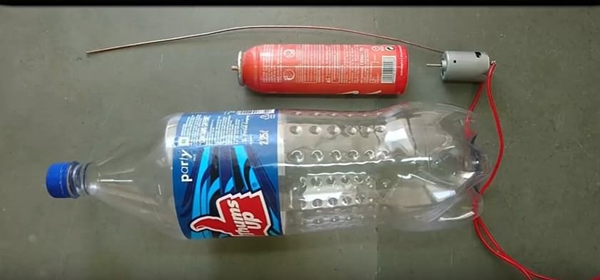 Pet şişeyle elektrik süpürgesi yaptı!