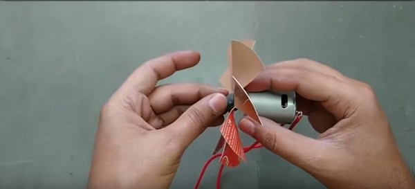 Foto - Pet şişeyle elektrik süpürgesi yaptı!