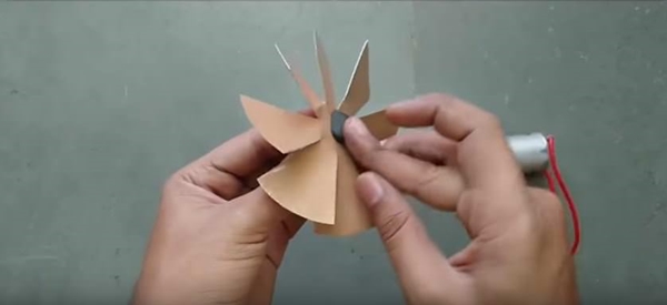 Foto - Pet şişeyle elektrik süpürgesi yaptı!