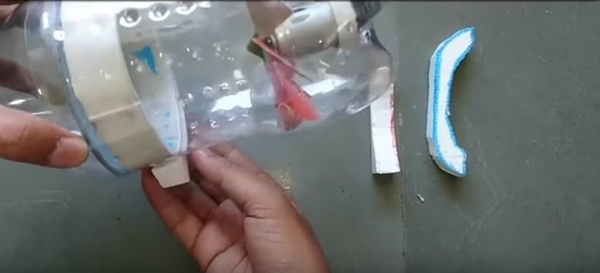 Foto - Pet şişeyle elektrik süpürgesi yaptı!