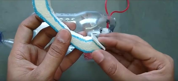 Foto - Pet şişeyle elektrik süpürgesi yaptı!