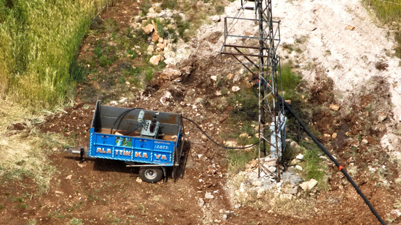 Foto - Petrol beklerken arazilerden fışkırana bakın! Namuslu vatandaşın sinir uçlarıyla oynanıyor