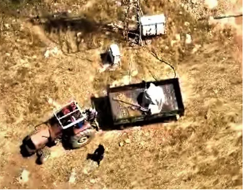 Petrol beklerken tarlalardan bakın ne fışkırıyor! Bunun adı alçaklıktan başka bir şey değil