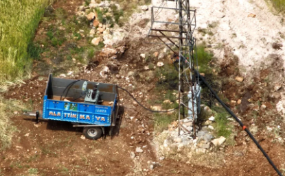 Foto - Petrol beklerken tarlalardan bakın ne fışkırıyor! Bunun adı alçaklıktan başka bir şey değil