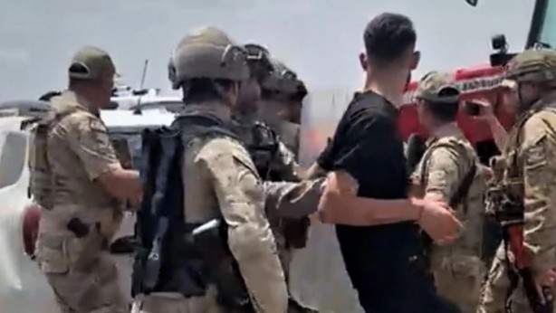 Foto - Petrol beklerken tarlalardan bakın ne fışkırıyor! Bunun adı alçaklıktan başka bir şey değil