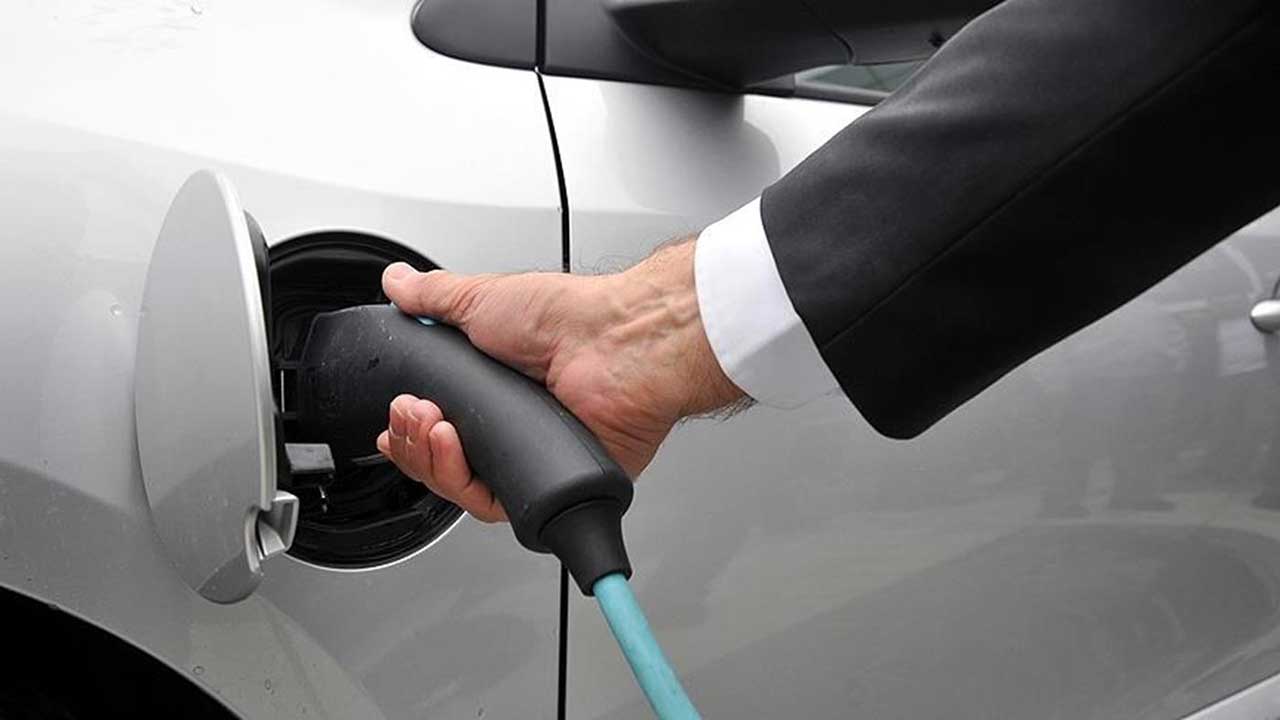 Petrol devi elektrikli otomobil üretti! 10 dakikada şarj oluyor