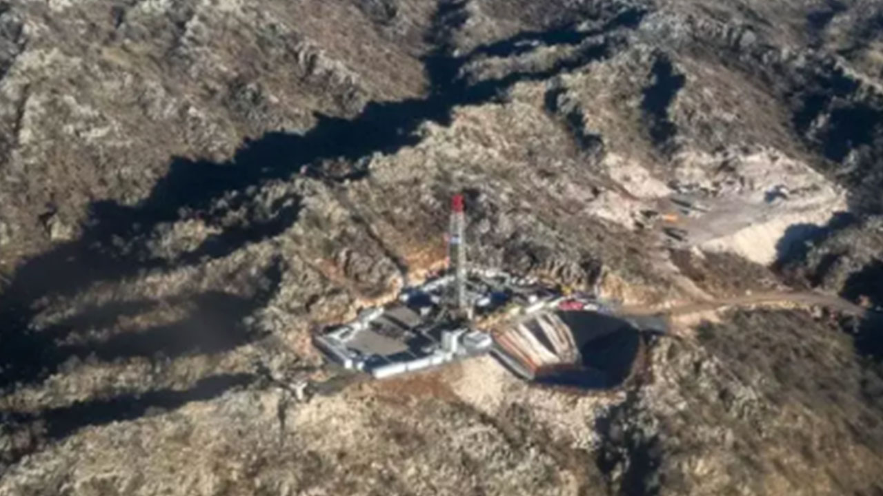 Foto - Petrol fışkıran dağda çok büyük sürpriz! 500 kilometreye ulaştı