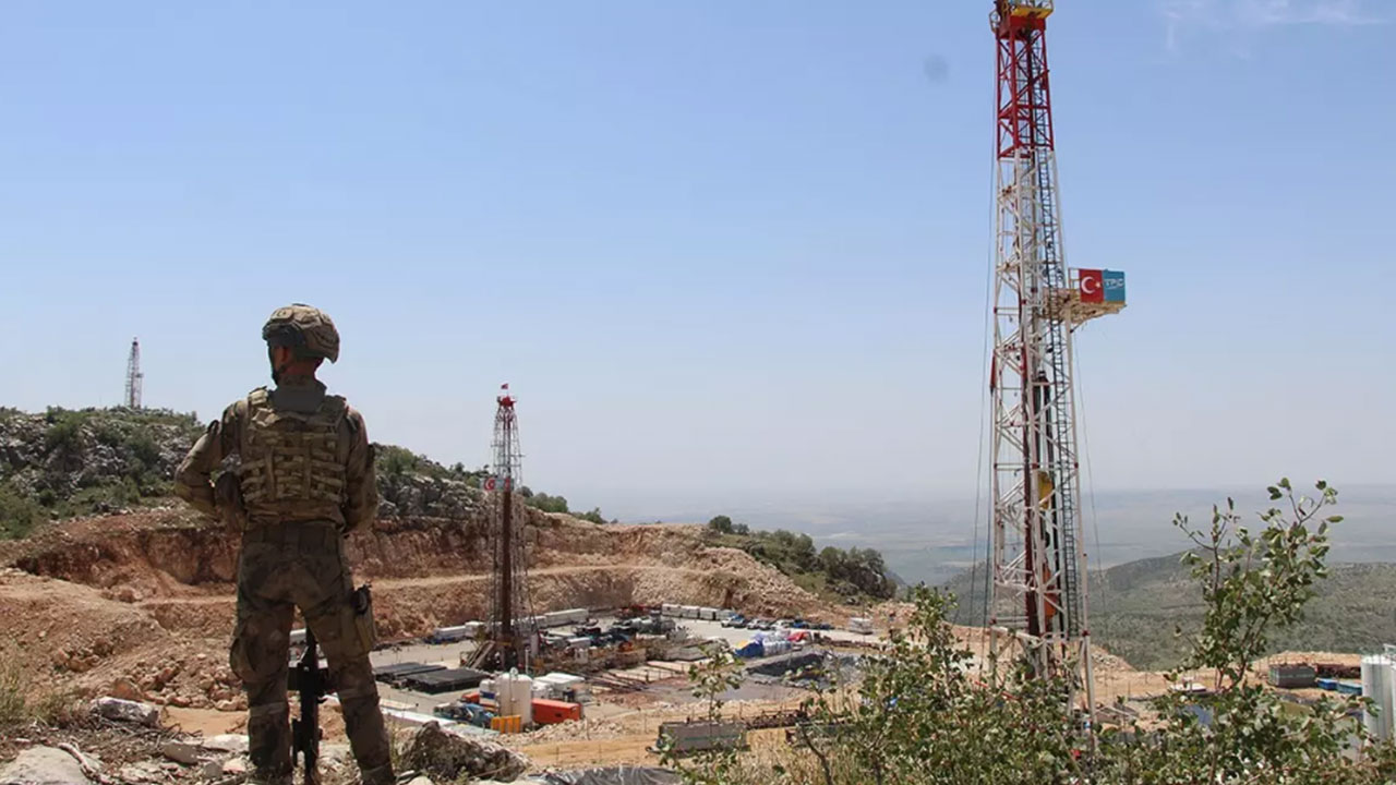 Foto - Petrol fışkıran dağda çok büyük sürpriz! 500 kilometreye ulaştı