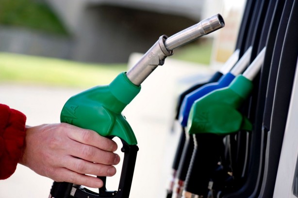 Foto - Petrol fiyatları tepetaklak oldu! Benzin ve motorine büyük indirim geliyor