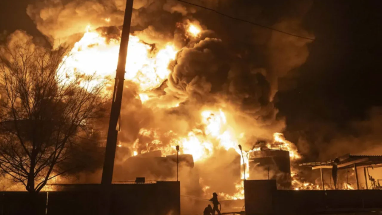 Foto - Petrol tesisi vuruldu! Çok büyük kriz çıkacak
