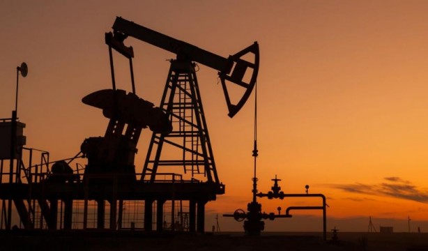 Petrol zengini ülke benzin ithal ediyor!