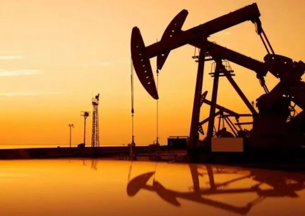 Foto - Petrol zengini ülke benzin ithal ediyor!