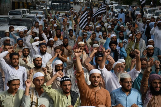 Foto - Peygamber'imize hakaret eden aşağılık siyasetçiye tepkiler çığ gibi! Halk sokaklara döküldü