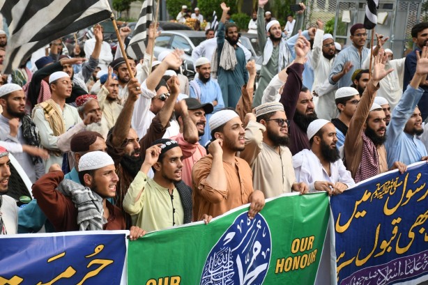 Foto - Peygamber'imize hakaret eden aşağılık siyasetçiye tepkiler çığ gibi! Halk sokaklara döküldü