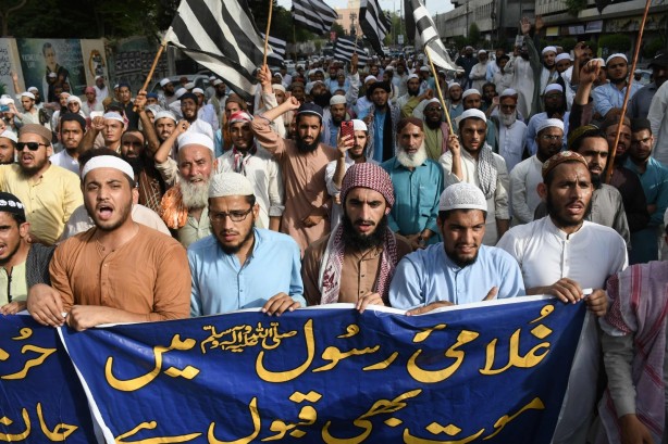 Foto - Peygamber'imize hakaret eden aşağılık siyasetçiye tepkiler çığ gibi! Halk sokaklara döküldü